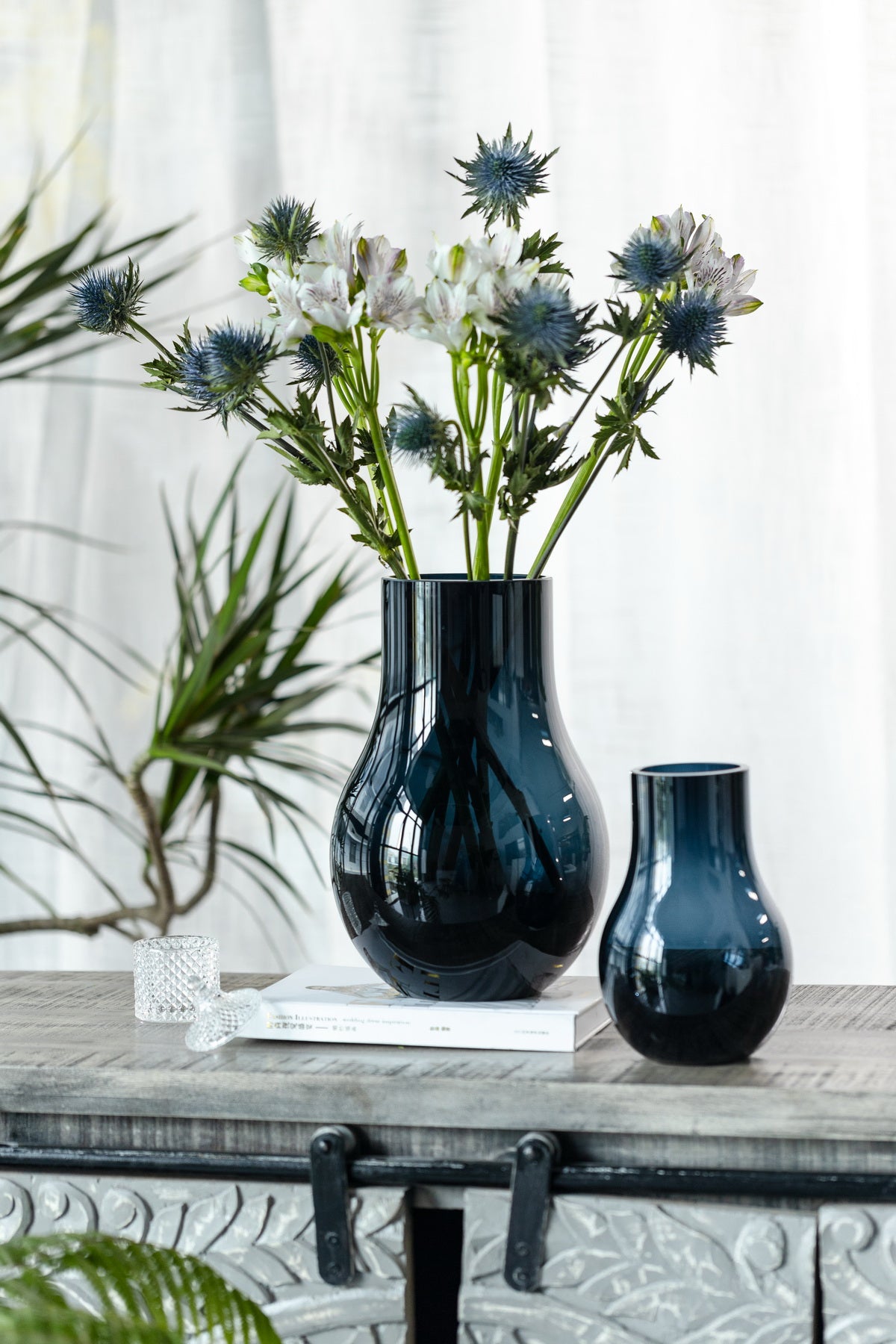 Modern elegant large vase in deep blue quality glass, DAVOS15